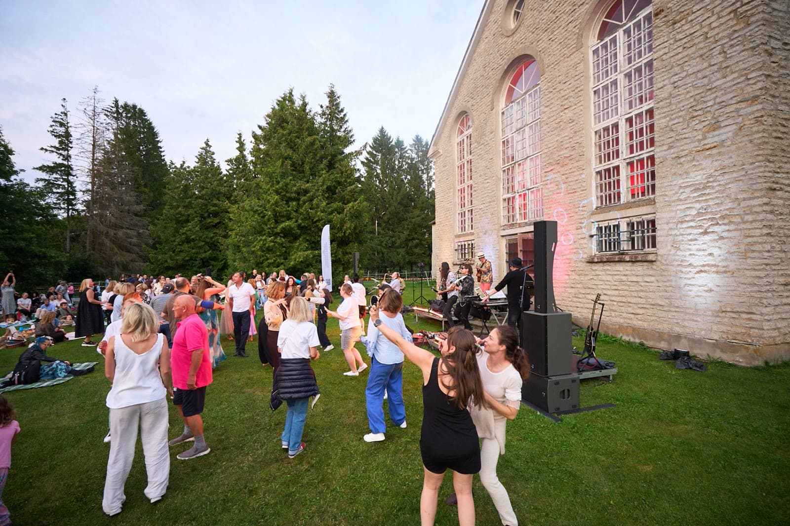 Open-air concert in front of Lagedi Castle